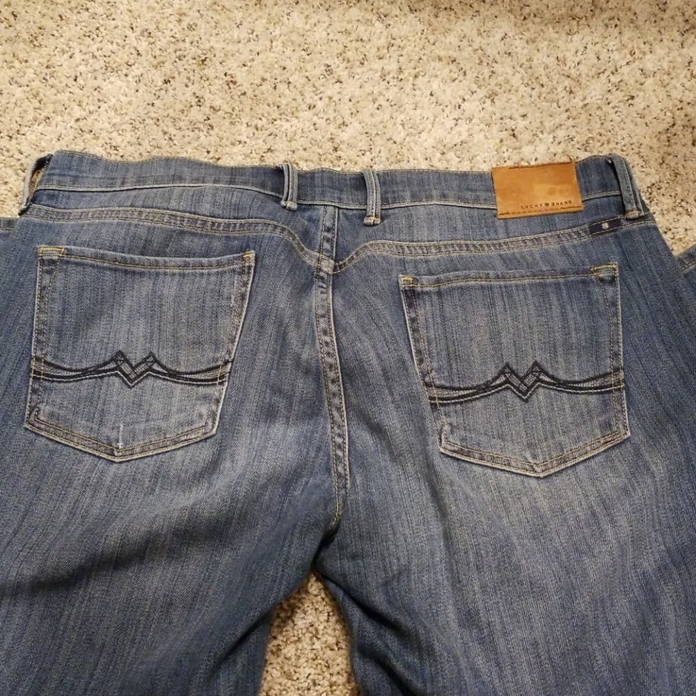Like new! Lucky Brand jeans - Picture 4 of 5